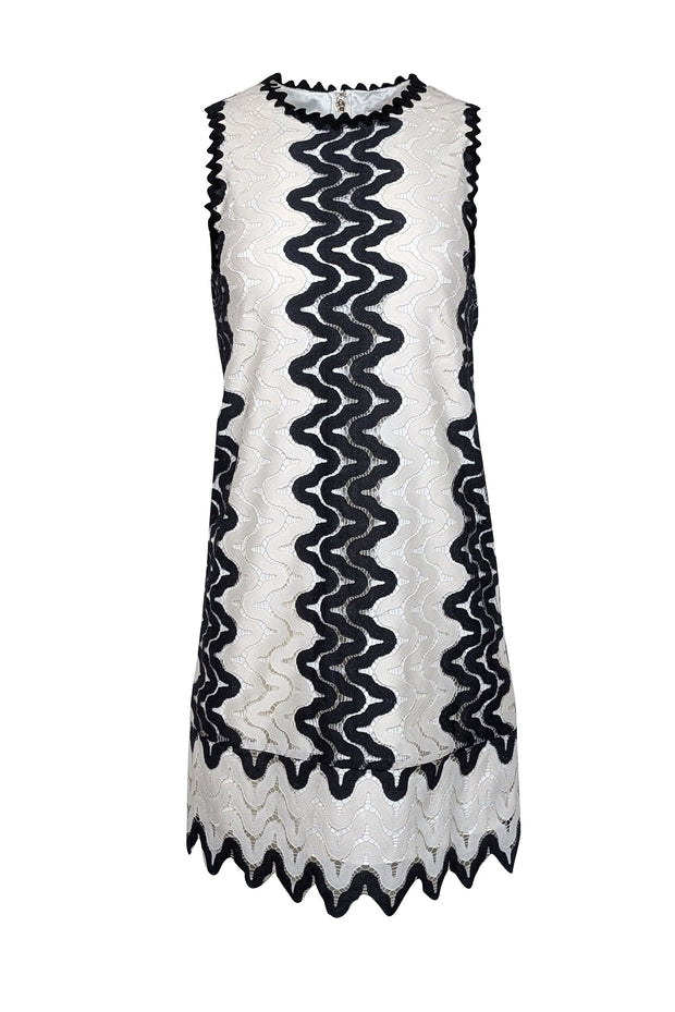 kate spade lace dress Kate Spade New York Spring 2017 Ready-to-Wear: Another gorgeous white embroidered lace dress but this time the dress has long sleeves. I like the pop of color with the green earrings