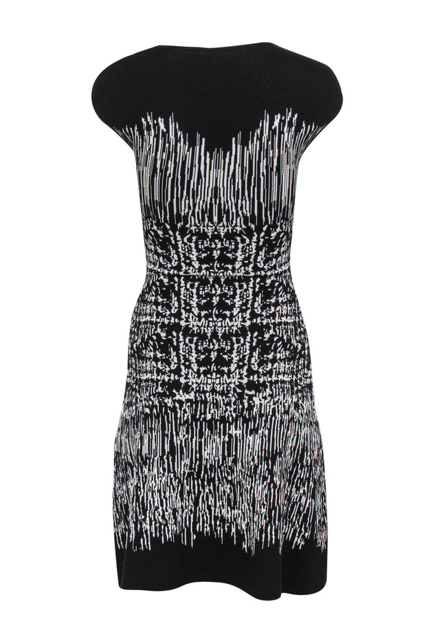 BCBG Max Azria - Black & White Striped Knit Dress Sz XXS BCBG Max Azria - Black & White Striped Knit Dress Sz XXS